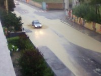 Acqua e fango in via Cellini, a Senigallia. Foto di Franco Giannini