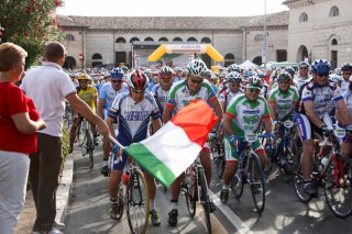 La partenza del raduno nazionale cicloturismo al Foro Annonario