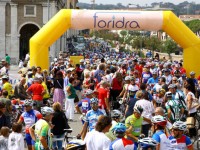 I quasi mille partecipanti del raduno nazionale cicloturismo nei pressi dei Portici Ercolani