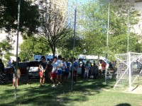 Capannello di persone radunatosi nei pressi del bocciodromo di via Rovereto