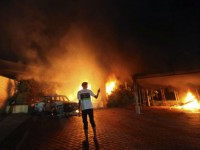 Una foto dell'assalto all'ambasciata Usa in Libia