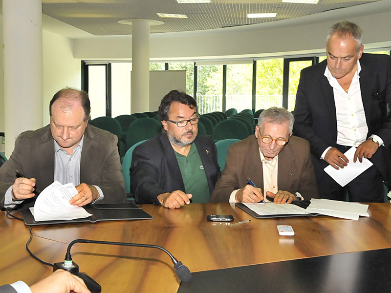 La firma dell'accordo sull'apprendistato