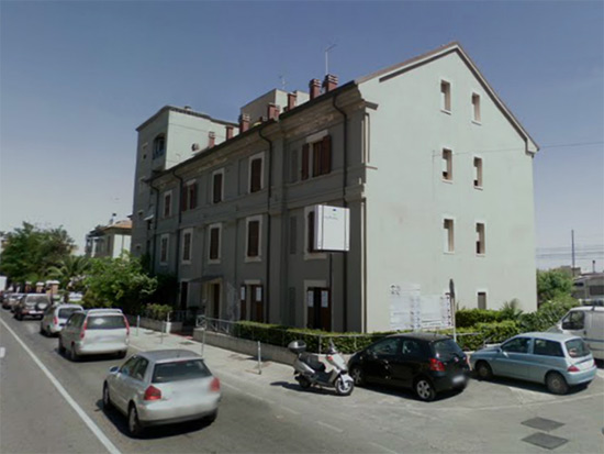 L'abitazione in via R.Sanzio, all'incrocio con via Mamiani