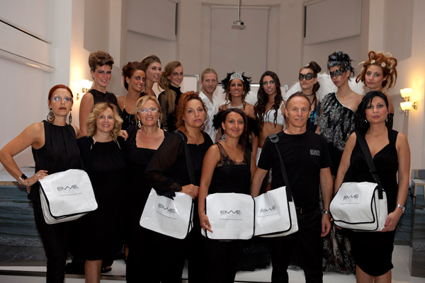 Acconciatori, estetiste e modelle in posa