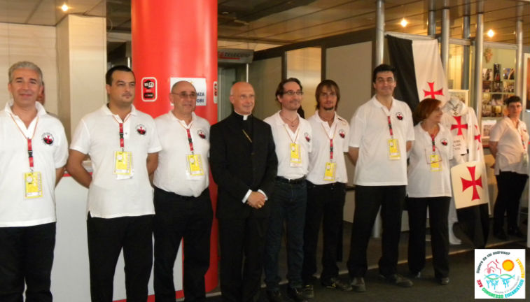 Il Cardinale Angelo Bagnasco con i Templari Italiani al Congresso Eucaristico Nazionale di Ancona (3-11 settembre 2011)