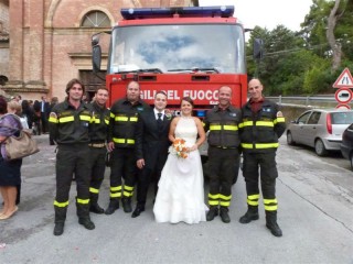 Emanuele Santolini e Anamaria Muresan con i Vigili del Fuoco