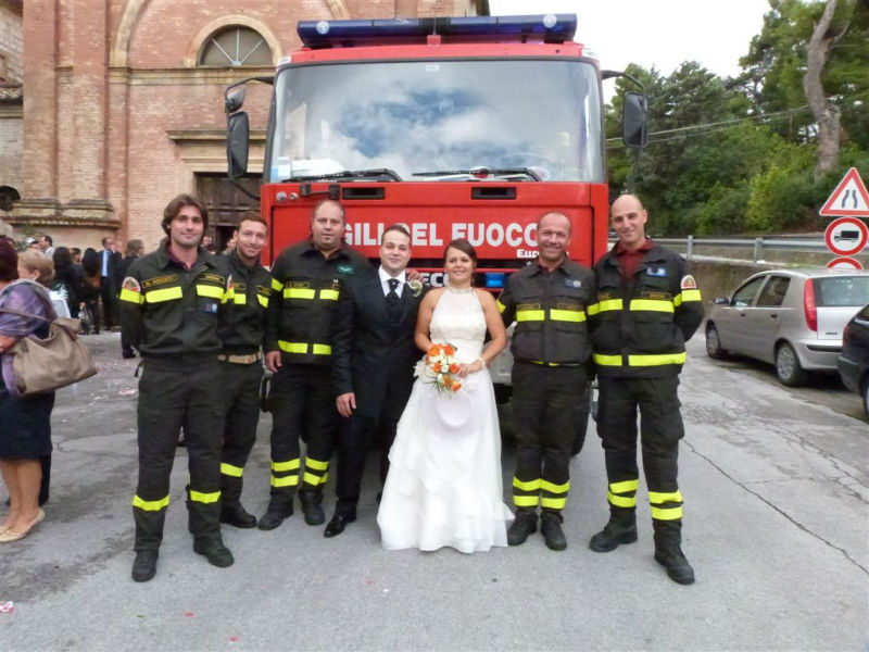 Emanuele Santolini e Anamaria Muresan con i Vigili del Fuoco