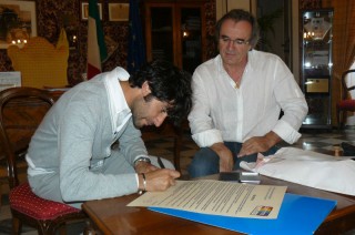 Il sindaco Matteo Principi sottoscrive l'adesione a "Diritti a colori"