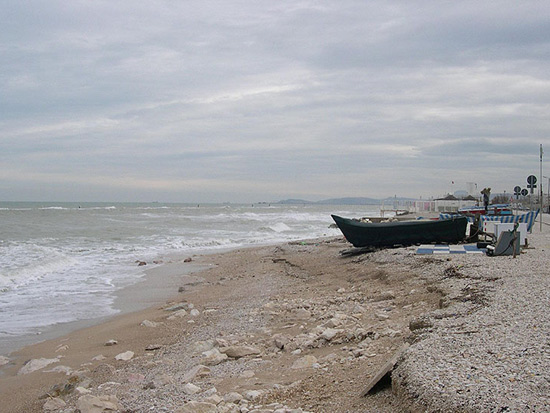 La spiaggia erosa a Marina di Montemarciano. Foto del dicembre 2009 di "Stanco in vacanza a Senigallia".