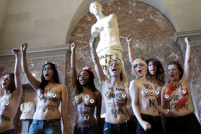 Manifestazione del gruppo femminista Femen al Louvre di Parigi