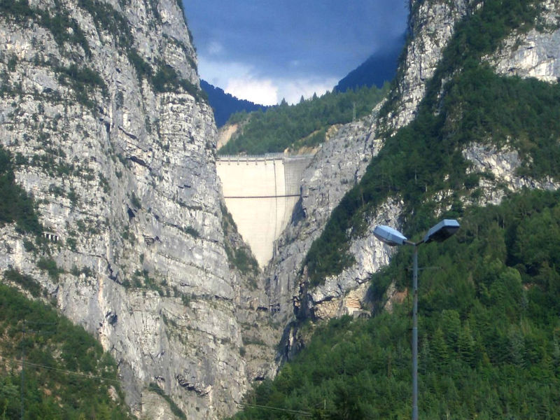 La diga del Vajont, rimasta intatta nella tragedia del 1963, vista da Longarone, ora 4.000 abitanti