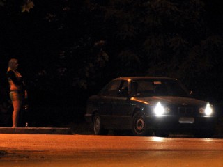 Prostituzione: prostituta in strada, auto si avvicina