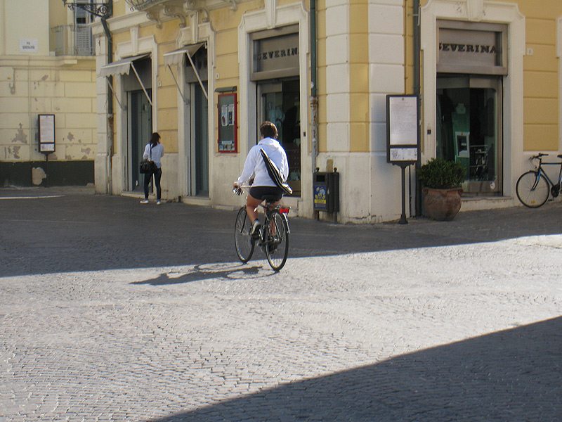 Ancora persone in bicicletta lungo corso II Giugno a Senigallia nonostante sia vietato