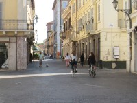 Ancora persone in bicicletta lungo corso II Giugno a Senigallia nonostante sia vietato