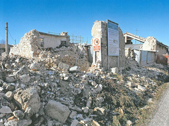 Il terremoto del 1997 che distrusse circa l'80% degli edifici di Serravalle del Chienti (MC)