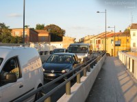 Caos, auto, code, traffico e smog sul ponte Portone a Senigallia