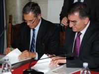 L’assessore Luigi Viventi e Pasquale Ubaldi, Presidente della Federazione Ordine degli Ingegneri Marche,siglano l'accordo per la formazione di tecnici anti sisma