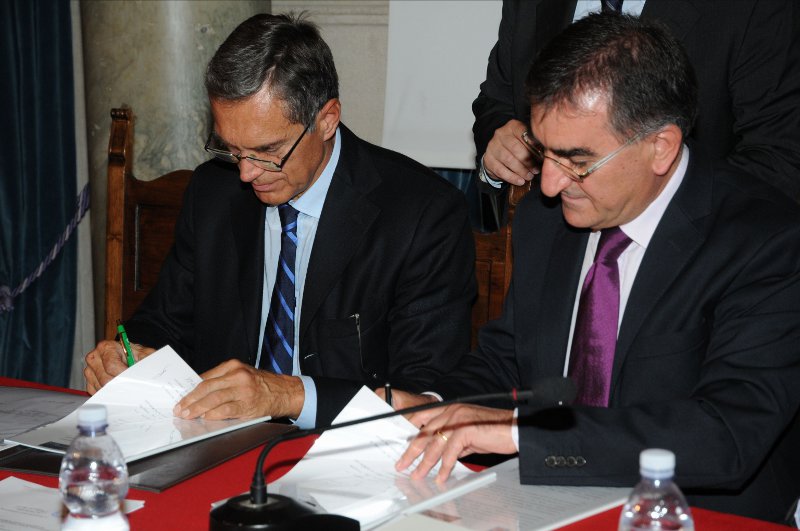 L’assessore Luigi Viventi e Pasquale Ubaldi, Presidente della Federazione Ordine degli Ingegneri Marche,siglano l'accordo per la formazione di tecnici anti sisma
