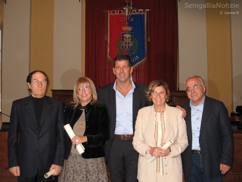 Il saluto agli ex presidi Paolo Lanari, Angela Leone, Daniela Dobrilla. Al centro il Sindaco Maurizio Mangialardi, a destra il portavoce Mario Cavallari