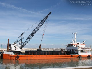L'imbarcazione per il dragaggio del porto di Senigallia. Foto di Lorenzo Ceccarelli per Senigallianotizie.it