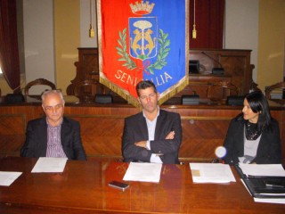 Il sindaco Mangialardi, tra i dirigenti Mattei e Massi, presenta i costi di affitto della Rotonda