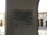La lapide al Foro Annonario che commemora Giambattista Fiorini e la nascita della Sacart
