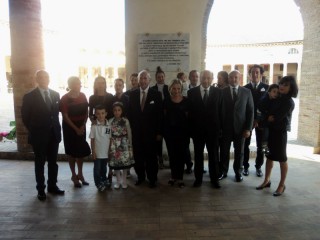 Foto di gruppo della famiglia Fiorini sotto la lapide dedicata a Giambattista Fiorini al Foro Annonario di Senigallia