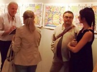 Musante si intrattiene con i visitatori della mostra alla Rocca Roveresca