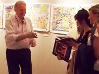 Musante si intrattiene con i visitatori della mostra alla Rocca Roveresca