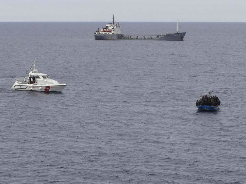 Immigrazione: clandestini a bordo di un barcone scortato dalla Guardia Costiera