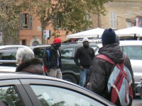 Alcuni parcheggiatori abusivi