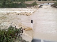 Il fiume Cesano ha allagato il ponte a Corinaldo, causandone la chiusura