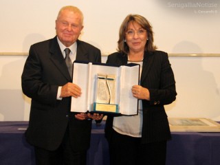 Il premio Due Valli consegnato dalla presidente della Provincia di Ancona Patrizia Casagrande
