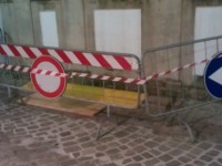 La voragine, circondata da transenne, creatasi in via Mastai il 16 novembre