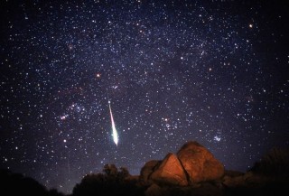 Un meteora illumina il cielo
