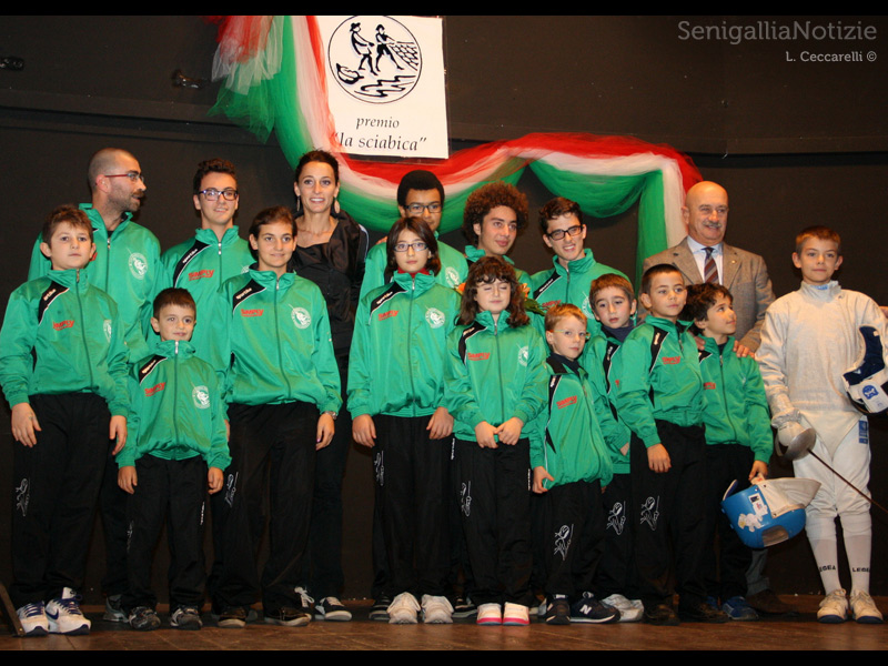 Elisa Di Francisca premiata con il premio "La Sciabica 2012" e qui ritratta con il club scherma Montignano-Marzocca-Senigallia