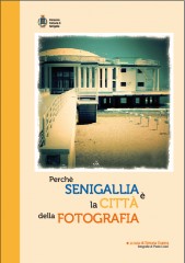 Copertina del libro "Perché Senigallia è la città della fotografia?" di Simona Guerra