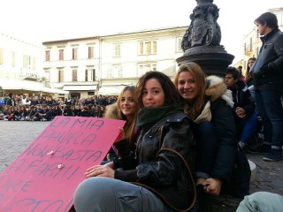 Studenti protestano in piazza Roma, a Senigallia, contro i tagli alla scuola pubblica