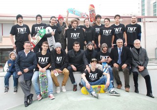 Foto di gruppo per il Sindaco di Senigallia con i ragazzi del Tnt per la riapertura dello skatepark