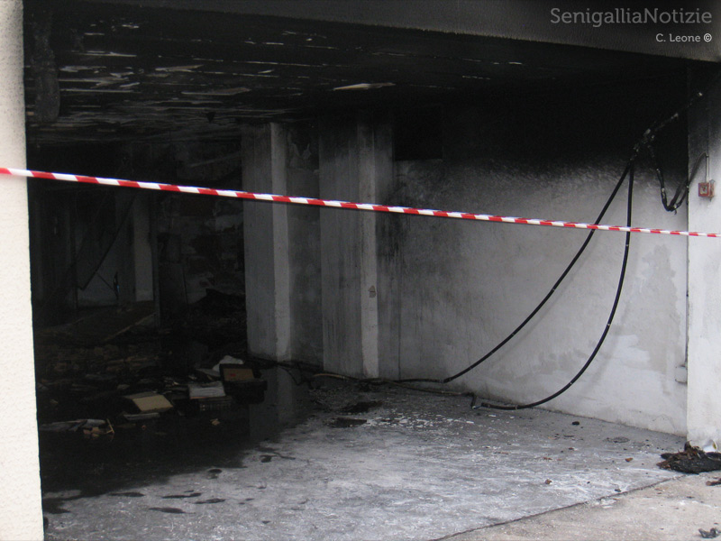 L'incendio sviluppatosi dopo l'esplosione ha completamente annerito i garage