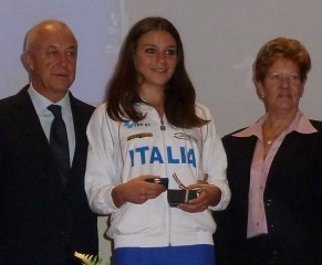 L'atleta Linda Rossi premiata con la medaglia d'onore