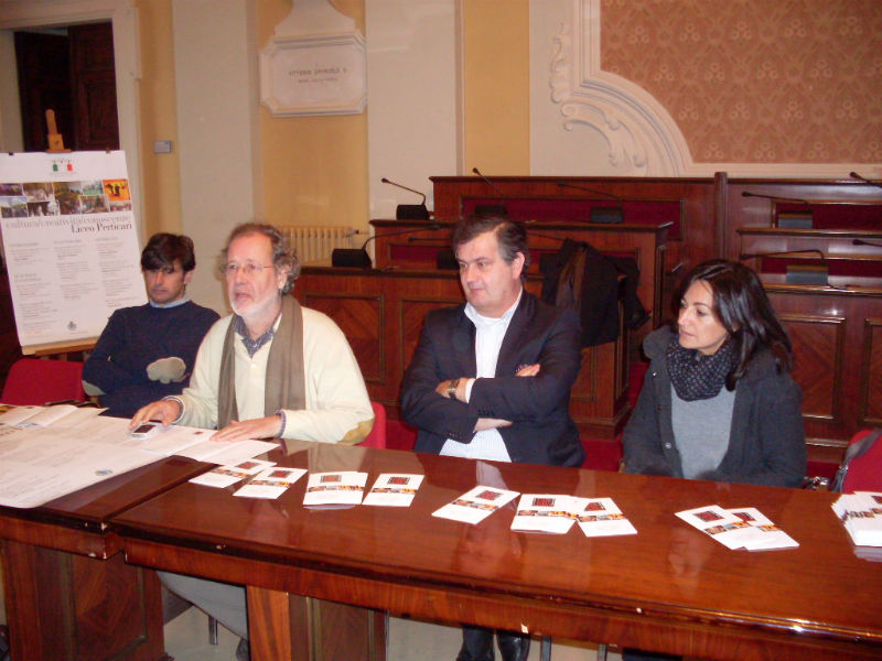 Il dirigente comunale Mirti, l'assessore Schiavoni, il preside Albani e la prof.ssa Antonietti