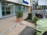 Rampa per disabili bloccata e resa inutilizzabile