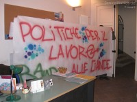 Blitz di 'Precari United' all'assessorato ai servizi alla persona