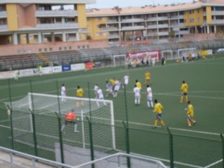 Un'offensiva del Senigallia Calcio contro l'Ostra