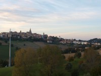 Ostra Vetere, a sinistra l'antenna Ericsson per la telefonia mobile contestata dal Comitato