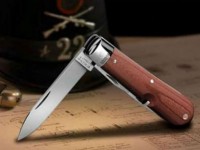Un coltello a serramanico
