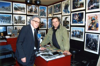 Giorgio Pegoli e Charles Henri Favrod nello studio del fotoreporter senigalliese