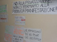Scritte contro la privatizzazione dello studio durante l'occupazione del Perticari