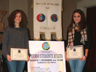 Premio studente atleta ricevuto da Valentina Arthemalle e Linda Rossi